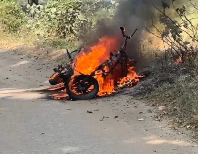 Korba: चलती इलेक्ट्रिक स्कूटी में लगी आग, भाई-बहन ने कूदकर बचाई जान, वाहन जलकर खाक, फिर सवालों के घेरे में इलेक्ट्रिक वाहन! Screenshot 20261024 141707 860x669 1