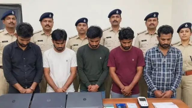 आधी रात धनबाद पुलिस का तगड़ा ऐक्शन! 97 जवानों की टीम के साथ घेर लिया पूरा गांव, देश भर में साइबर ठगी को अंजाम देने वाले 5 शातिर गिरफ्तार n73054040617921197519195467cd04ccf13864929f85934b6639bd81fc46a2eebd278e405505c478edc27a